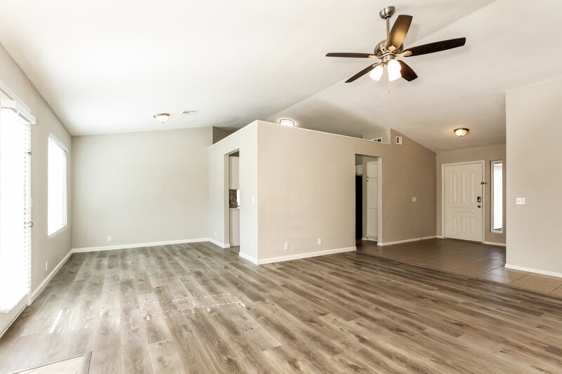 2,180/Mo, 6702 N 82nd Dr Glendale, AZ 85303 Living Room View 3