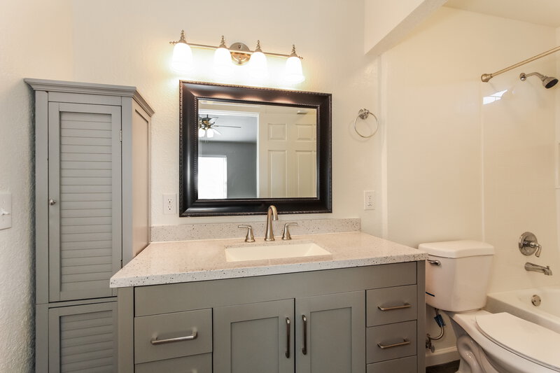2,180/Mo, 6702 N 82nd Dr Glendale, AZ 85303 Main Bathroom View