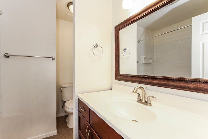 2,180/Mo, 6702 N 82nd Dr Glendale, AZ 85303 Bathroom View