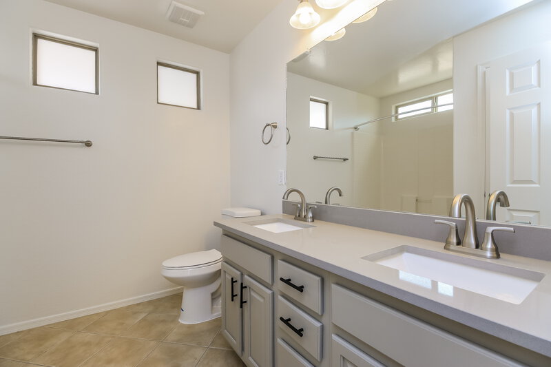 1,765/Mo, 185 W Hayden Park Rd San Tan Valley, AZ 85143 Main Bathroom View