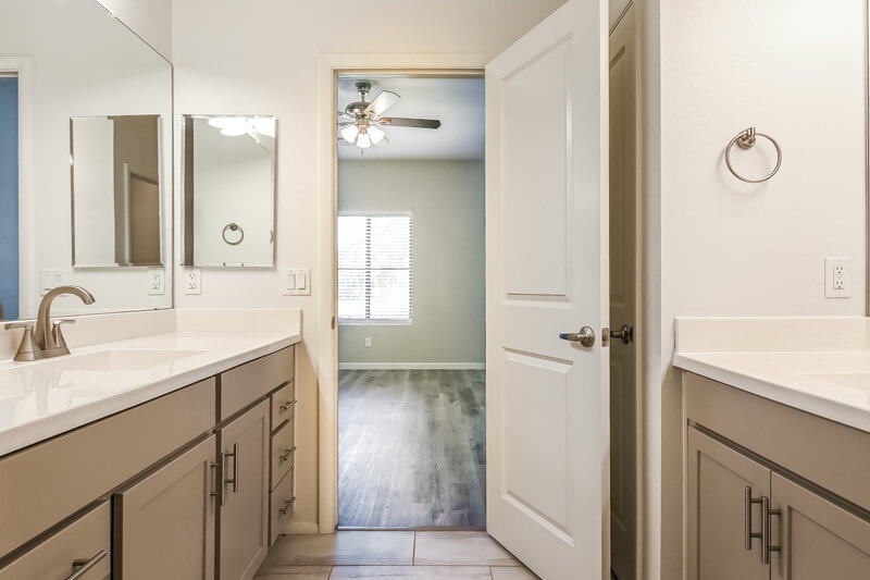 2,100/Mo, 18777 N 43rd Ave Unit 27 Glendale, AZ 85308 Main Bathroom View