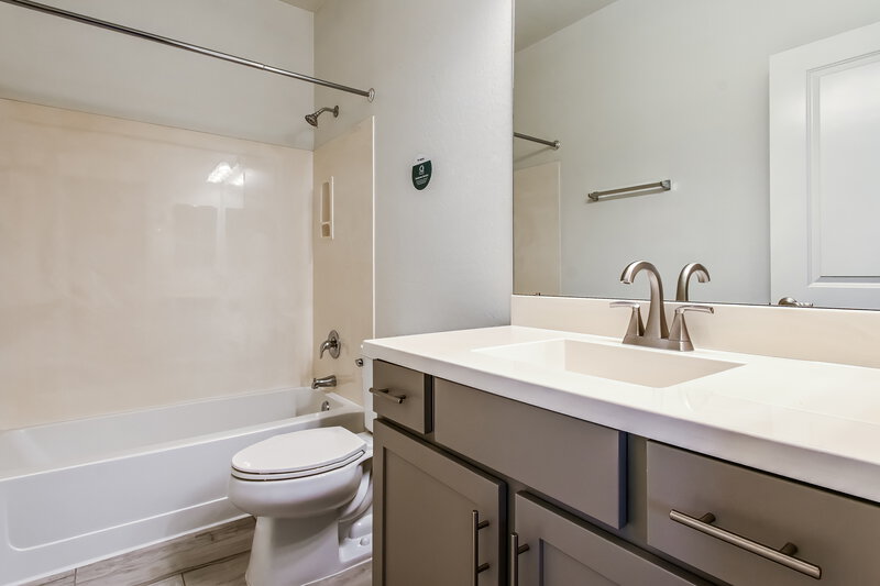2,100/Mo, 18777 N 43rd Ave Unit 27 Glendale, AZ 85308 Bathroom View 2