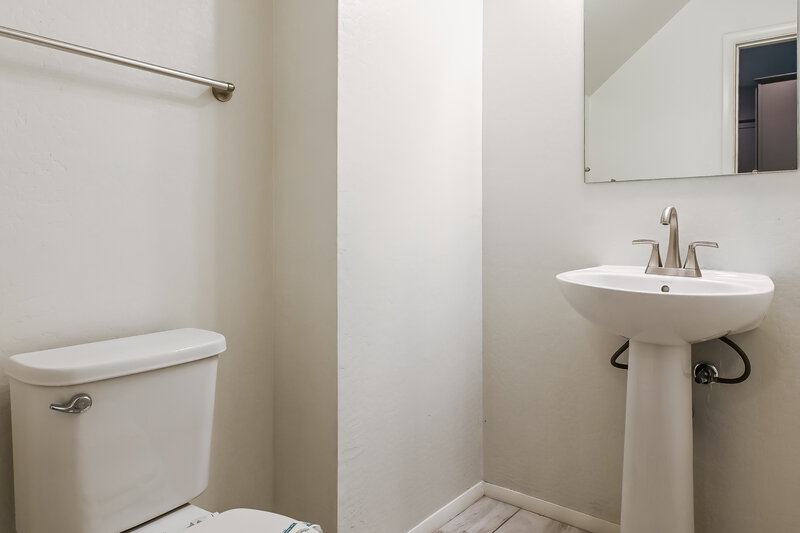 2,100/Mo, 18777 N 43rd Ave Unit 27 Glendale, AZ 85308 Bathroom View 3