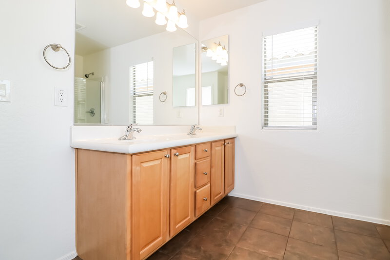 1,900/Mo, 14069 W Country Gables Dr Surprise, AZ 85379 Main Bathroom View