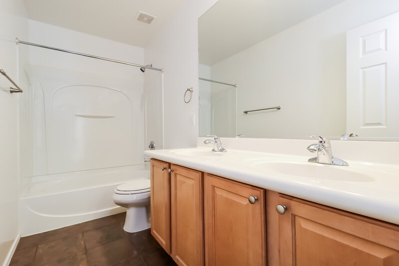 1,900/Mo, 14069 W Country Gables Dr Surprise, AZ 85379 Main Bathroom View 2