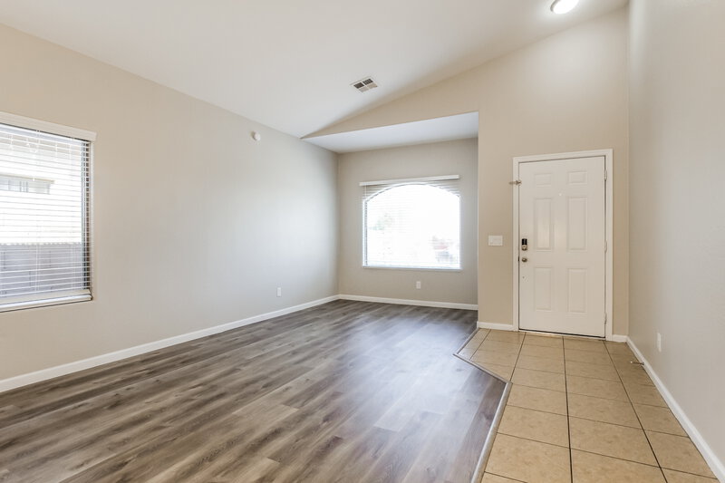 1,980/Mo, 6034 N 68th Dr Glendale, AZ 85303 Living Room View 2