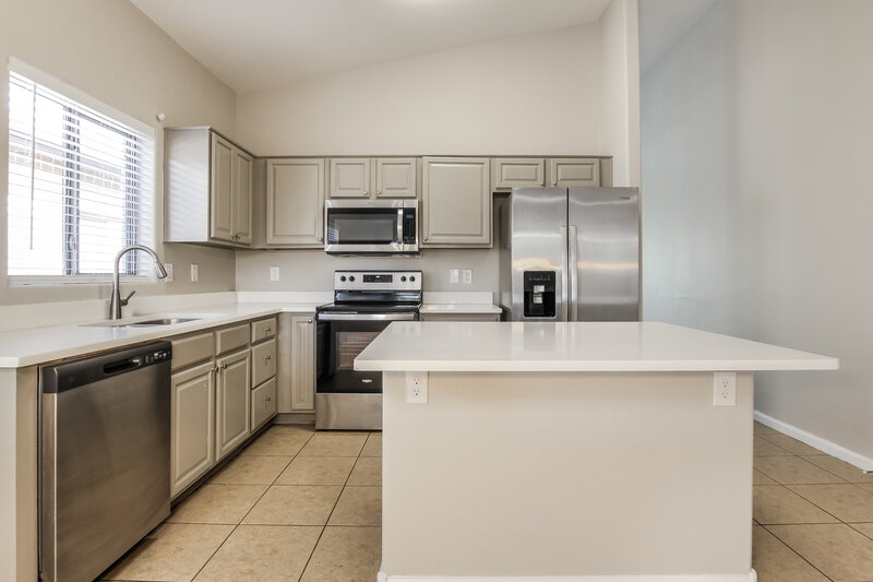 1,980/Mo, 6034 N 68th Dr Glendale, AZ 85303 Kitchen View