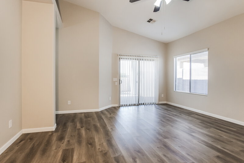 1,980/Mo, 6034 N 68th Dr Glendale, AZ 85303 Family Room View