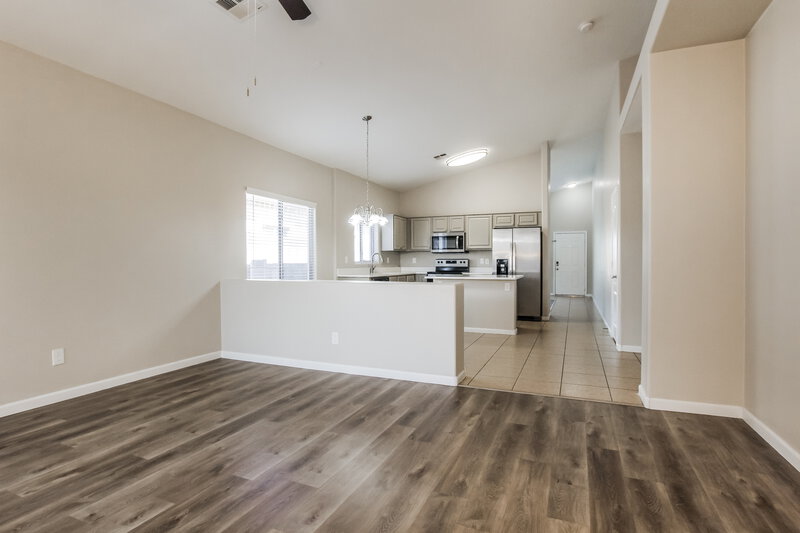 1,980/Mo, 6034 N 68th Dr Glendale, AZ 85303 Family Room View 2