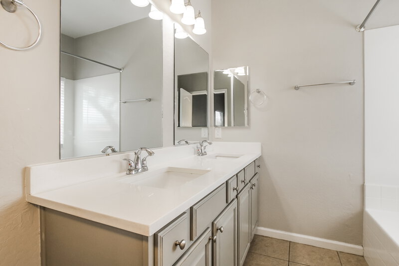 1,980/Mo, 6034 N 68th Dr Glendale, AZ 85303 Main Bathroom View
