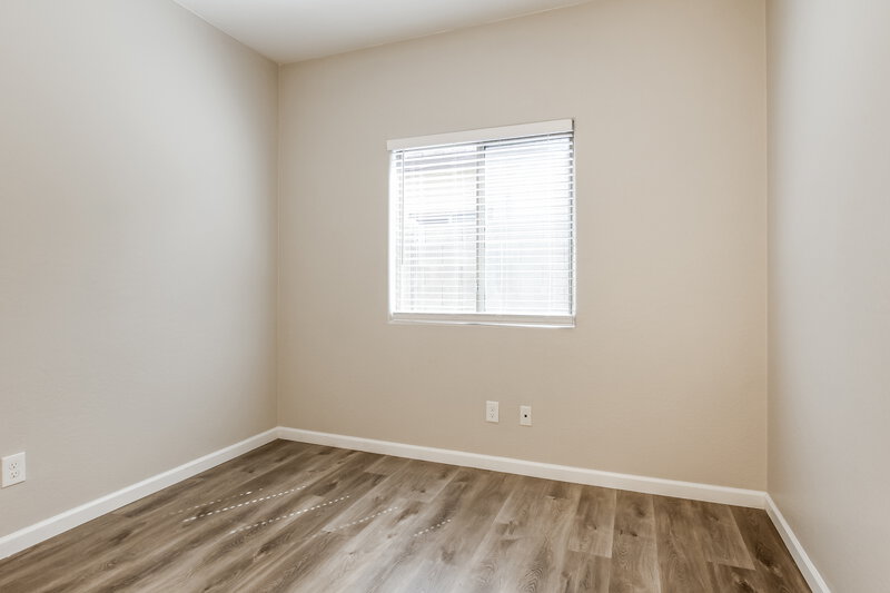 1,980/Mo, 6034 N 68th Dr Glendale, AZ 85303 Bedroom View 3