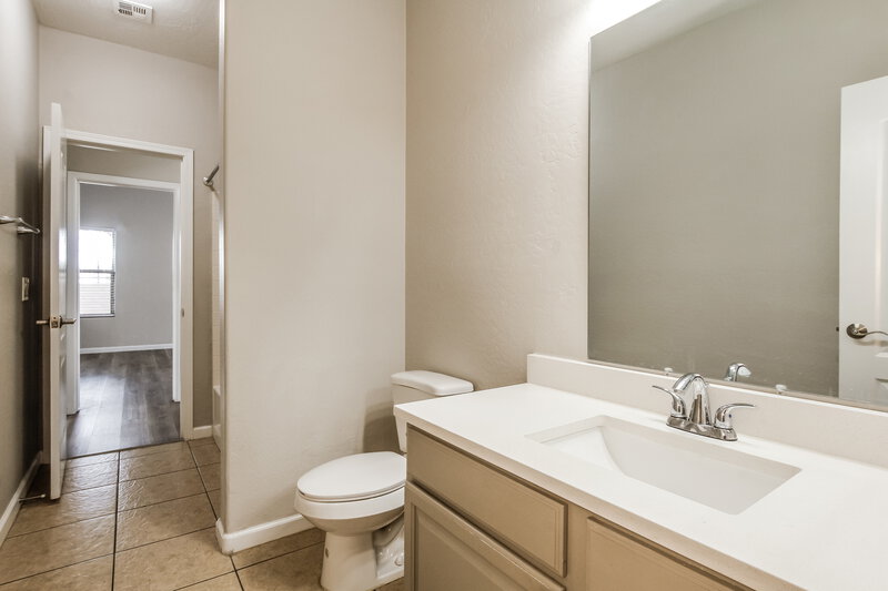 1,980/Mo, 6034 N 68th Dr Glendale, AZ 85303 Bathroom View