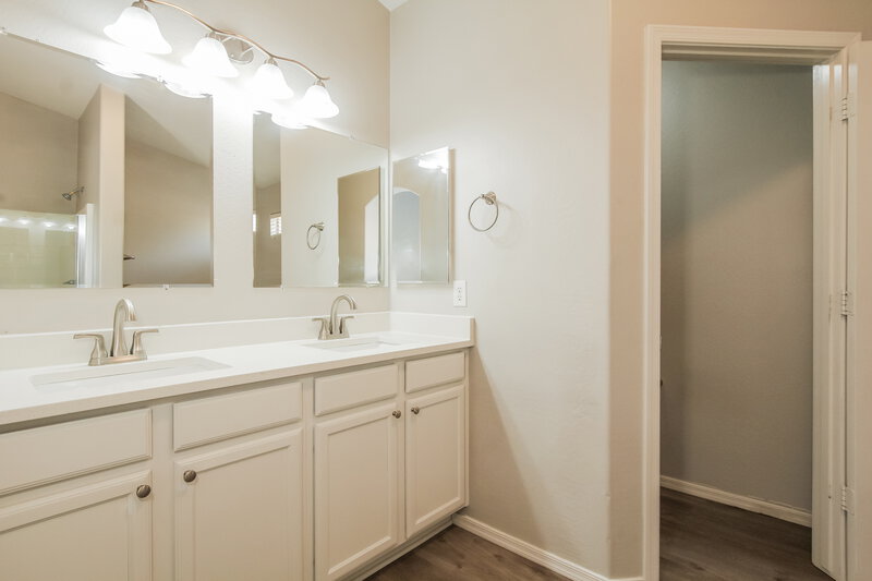 2,195/Mo, 5878 S 238th Ln Buckeye, AZ 85326 Main Bathroom View