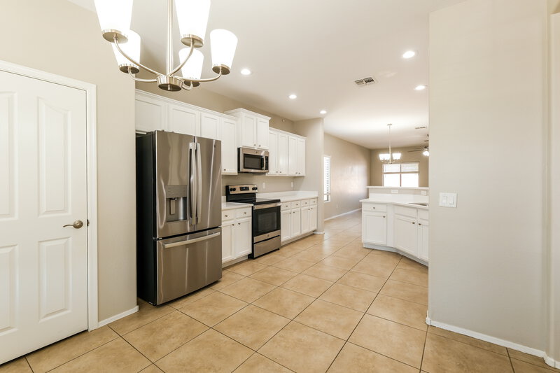 1,995/Mo, 105 N 108th Dr Avondale, AZ 85323 Kitchen View