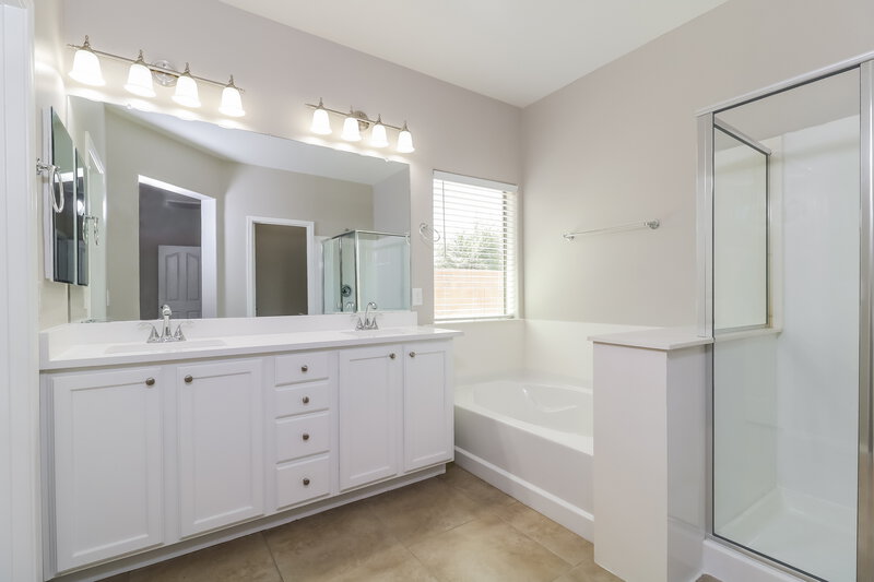 2,175/Mo, 105 N 108th Dr Avondale, AZ 85323 Main Bathroom View
