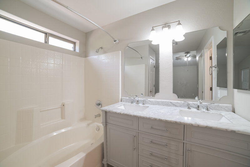 2,595/Mo, 7496 W Denaro Dr Glendale, AZ 85308 Main Bathroom View