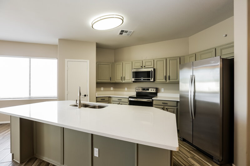 2,435/Mo, 7206 S 42nd Ln Phoenix, AZ 85041 Kitchen View