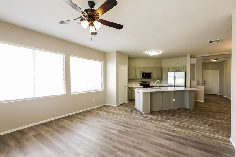 2,435/Mo, 7206 S 42nd Ln Phoenix, AZ 85041 Family Room View 2