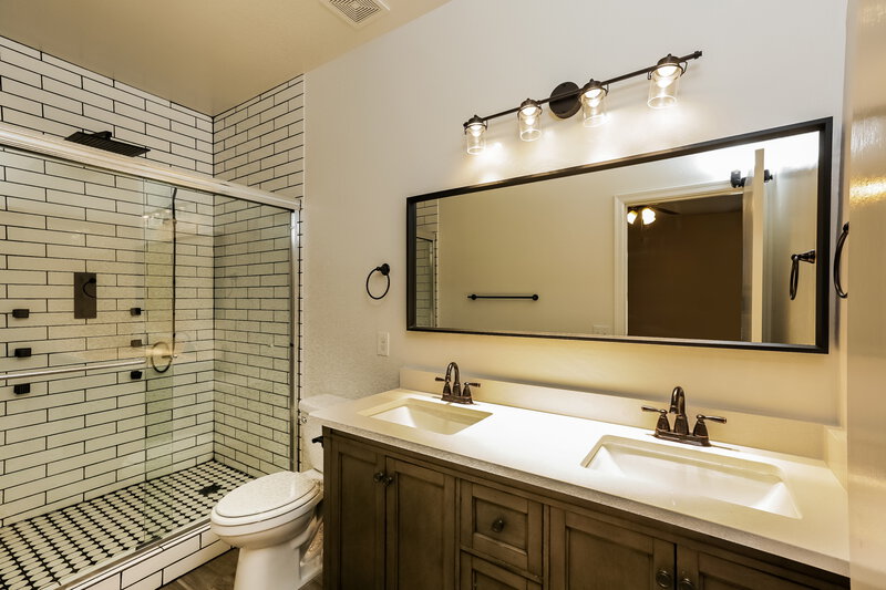 2,435/Mo, 7206 S 42nd Ln Phoenix, AZ 85041 Main Bathroom View