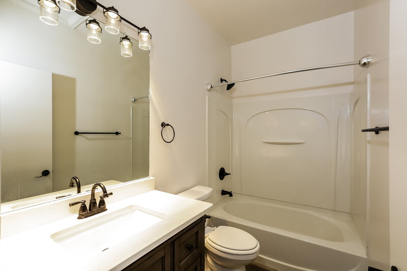 2,435/Mo, 7206 S 42nd Ln Phoenix, AZ 85041 Bathroom View