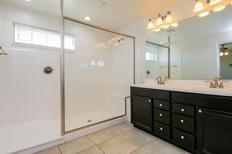 0/Mo, 144 N 56th Pl Mesa, AZ 85205 Main Bathroom View
