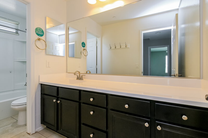0/Mo, 144 N 56th Pl Mesa, AZ 85205 Main Bathroom View 2