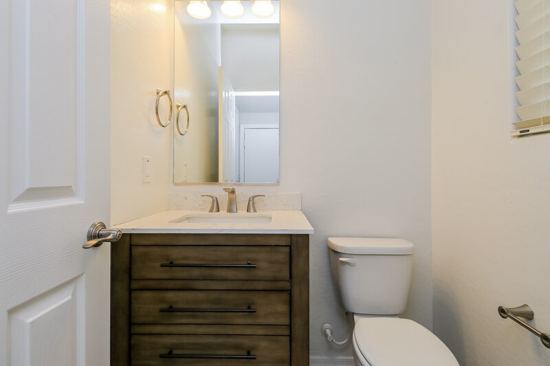 0/Mo, 144 N 56th Pl Mesa, AZ 85205 Bathroom View