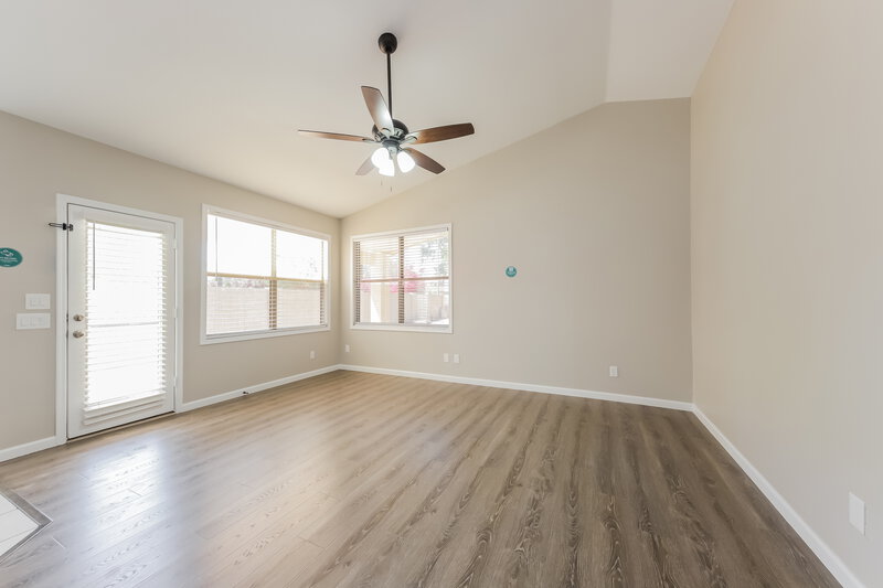 2,460/Mo, 19958 N 65th Dr Glendale, AZ 85308 Living Room View 3
