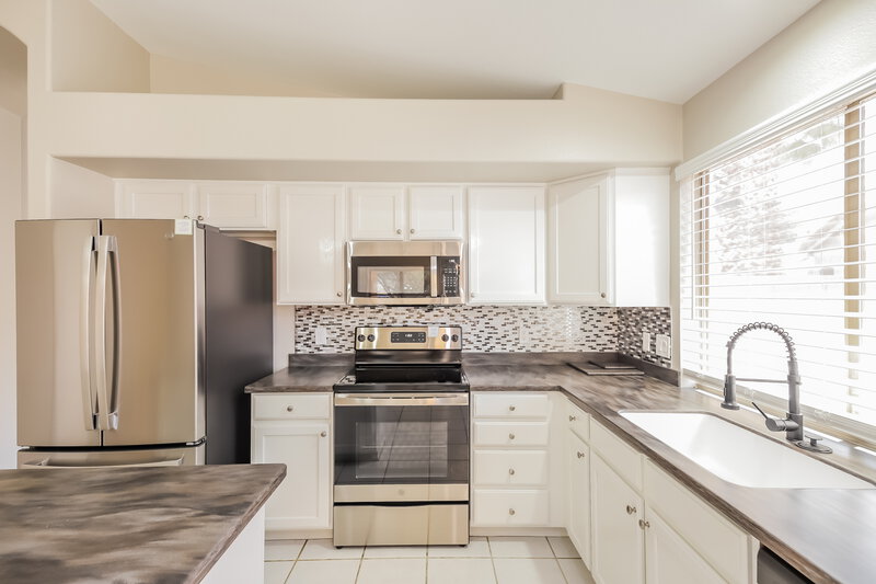 2,460/Mo, 19958 N 65th Dr Glendale, AZ 85308 Kitchen View 2