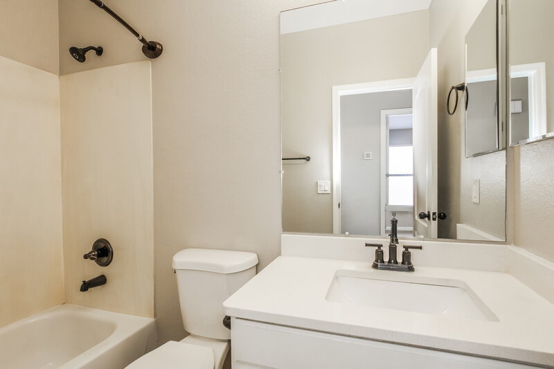 2,430/Mo, 19958 N 65th Dr Glendale, AZ 85308 Main Bathroom View 2