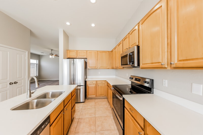 2,790/Mo, 6836 S 38th Pl Phoenix, AZ 85042 Kitchen View