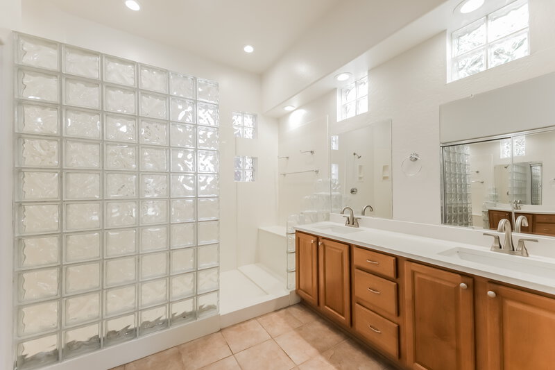 2,790/Mo, 6836 S 38th Pl Phoenix, AZ 85042 Main Bathroom View