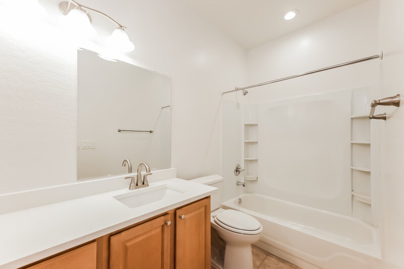 2,790/Mo, 6836 S 38th Pl Phoenix, AZ 85042 Bathroom View
