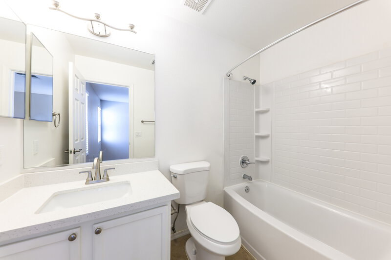 1,800/Mo, 11807 W Ester Dr El Mirage, AZ 85335 Main Bathroom View