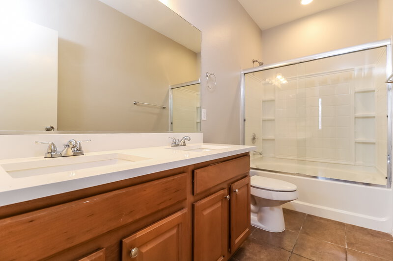 1,940/Mo, 7316 W Glass Ln Laveen, AZ 85339 Main Bathroom View