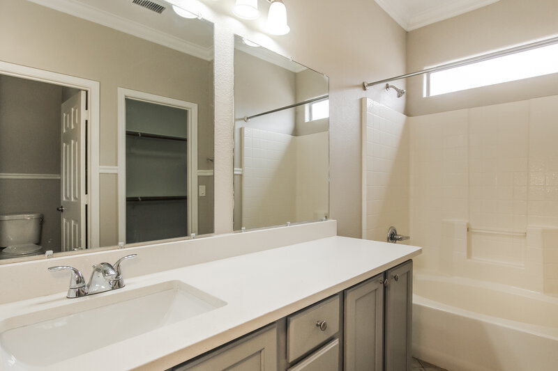 1,865/Mo, 1026 S 6th Ave Avondale, AZ 85323 Main Bathroom View