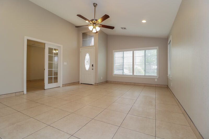 2,390/Mo, 1616 S 82nd Dr Phoenix, AZ 85043 Living Room View