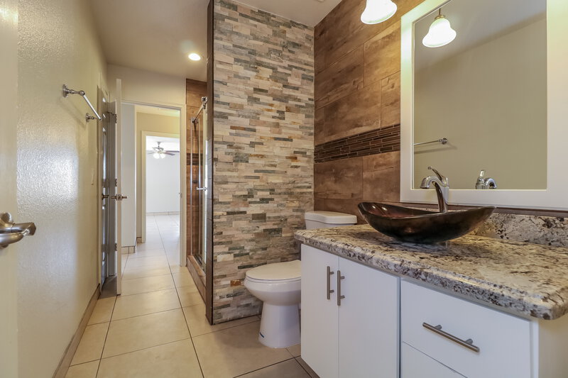 2,390/Mo, 1616 S 82nd Dr Phoenix, AZ 85043 Main Bathroom View