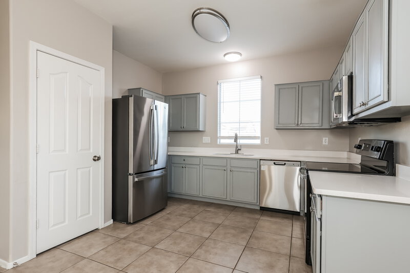 1,955/Mo, 6628 W Monroe St Phoenix, AZ 85043 Kitchen View 2