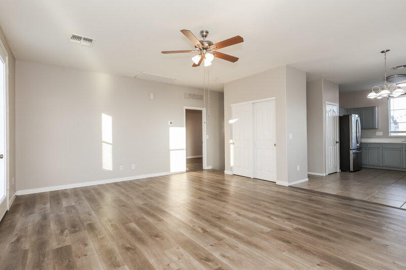 1,955/Mo, 6628 W Monroe St Phoenix, AZ 85043 Family Room View 2