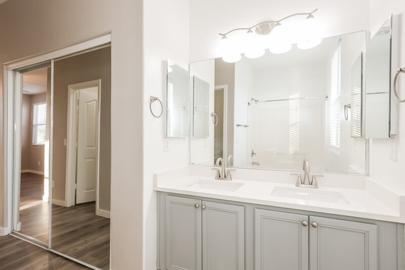1,955/Mo, 6628 W Monroe St Phoenix, AZ 85043 Main Bathroom View