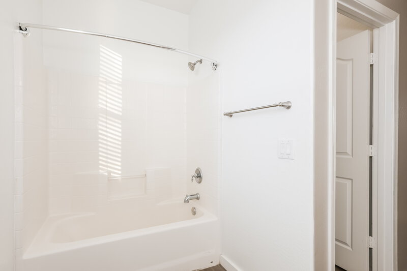 1,955/Mo, 6628 W Monroe St Phoenix, AZ 85043 Main Bathroom View 2