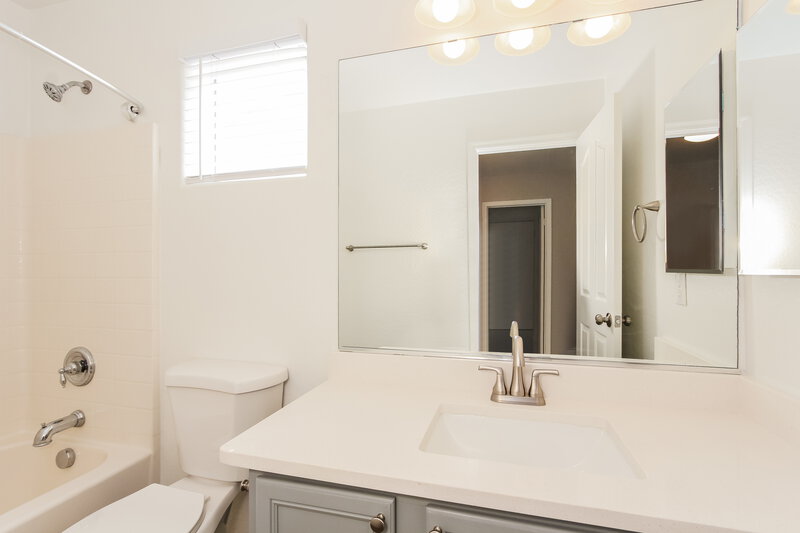 2,140/Mo, 6628 W Monroe St Phoenix, AZ 85043 Bathroom View