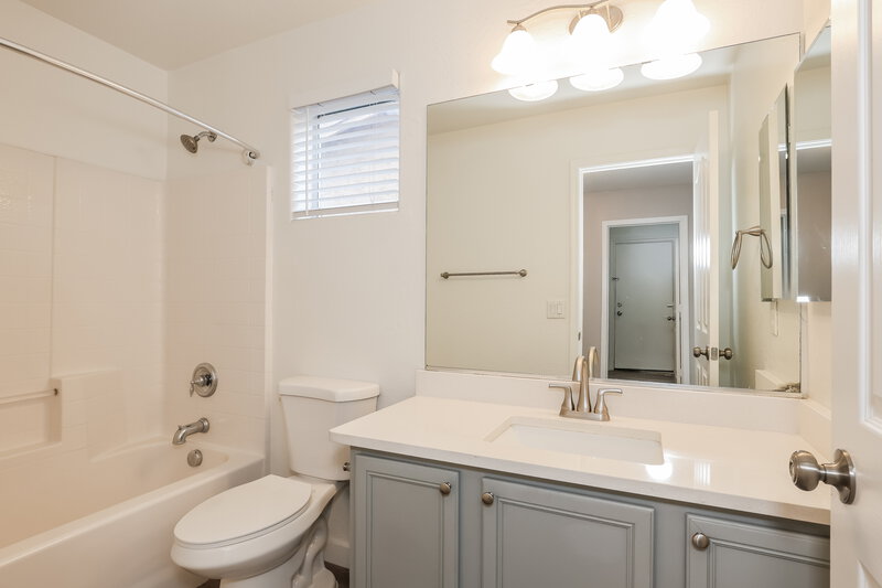 1,955/Mo, 6628 W Monroe St Phoenix, AZ 85043 Bathroom View