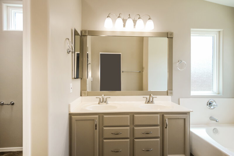 2,195/Mo, 2613 S Ananea Mesa, AZ 85209 Main Bathroom View