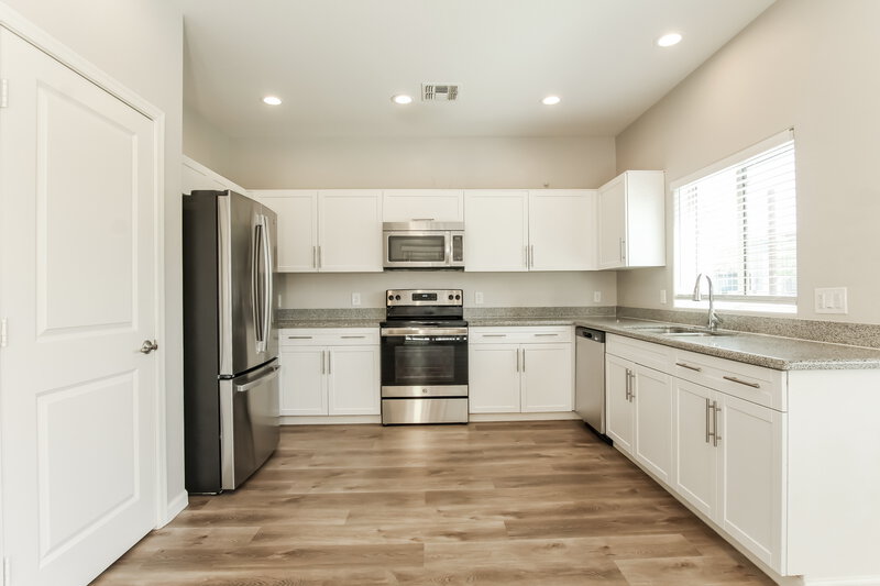 1,940/Mo, 1807 W Minton St Phoenix, AZ 85041 Kitchen View