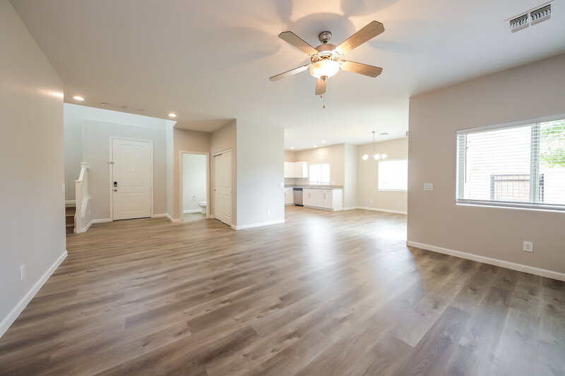 2,135/Mo, 1807 W Minton St Phoenix, AZ 85041 Living Room View 3