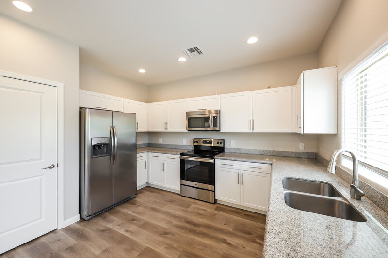 2,135/Mo, 1807 W Minton St Phoenix, AZ 85041 Kitchen View
