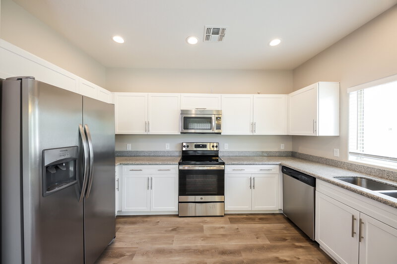 2,135/Mo, 1807 W Minton St Phoenix, AZ 85041 Kitchen View 2