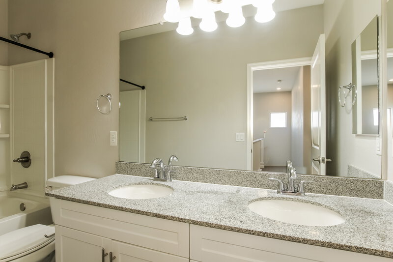 1,940/Mo, 1807 W Minton St Phoenix, AZ 85041 Main Bathroom View